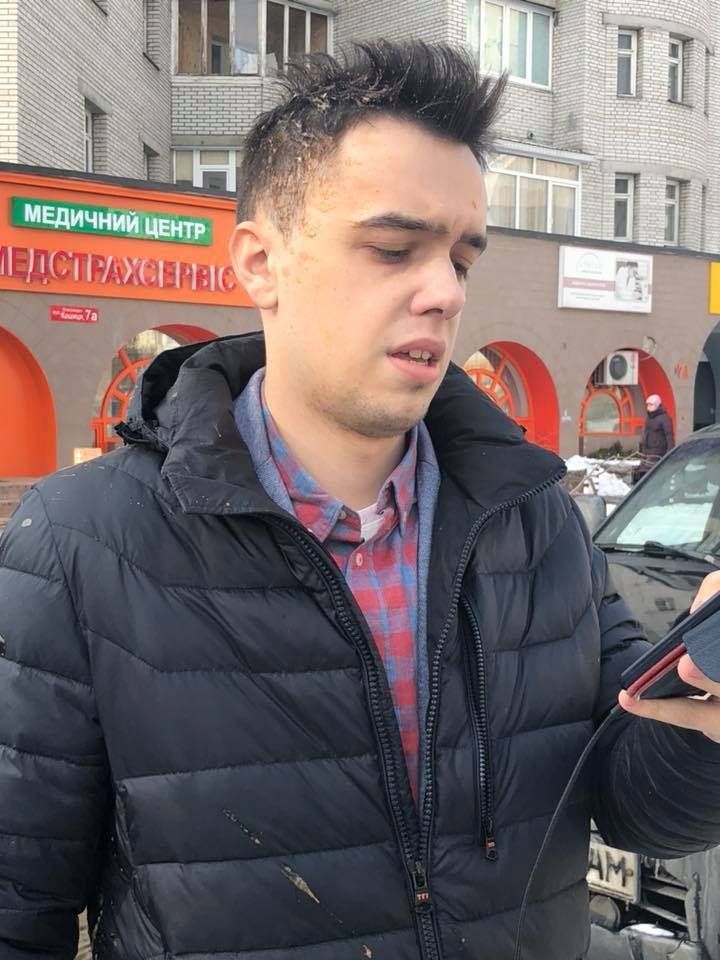 В Киеве забросали яйцами известного блогера