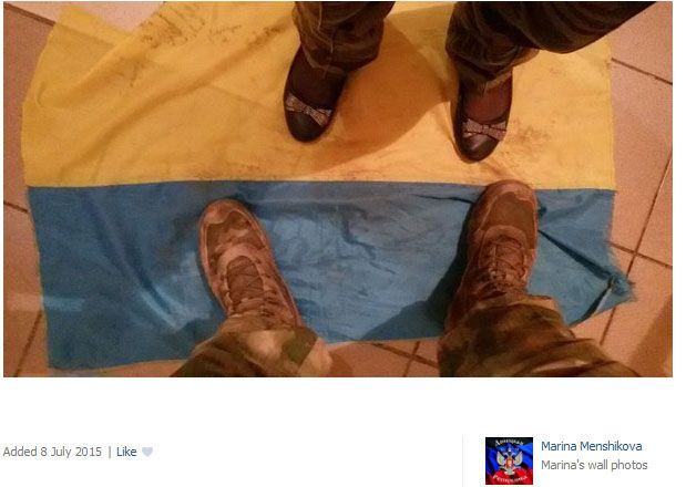 Меньшикова топчет флаг Украины