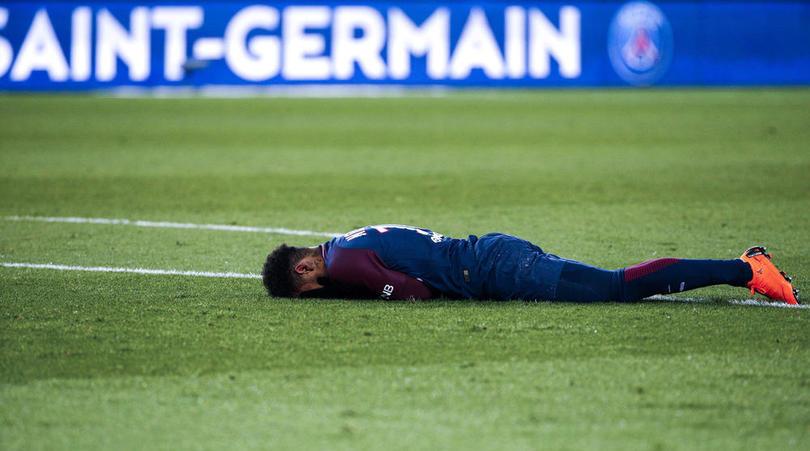 Понесли на носилках в сльозах: найдорожчий футболіст світу отримав серйозну травму - відеофакт