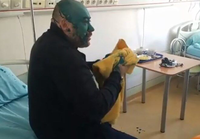 Визит "добра и радости": главаря титушек Крысина облили зеленкой в больнице