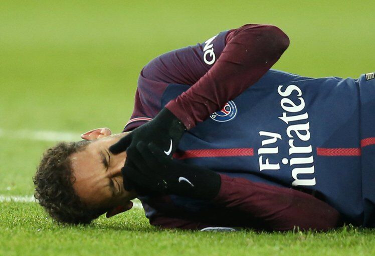 Понесли на носилках в сльозах: найдорожчий футболіст світу отримав серйозну травму - відеофакт