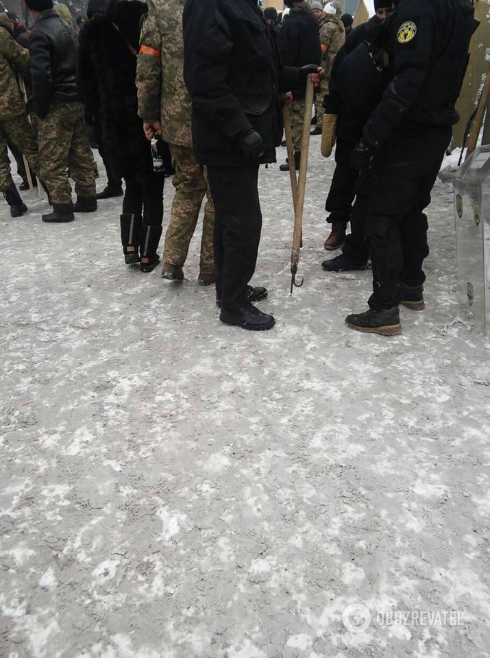 Оружие митингующих под Радой 27.02.2018