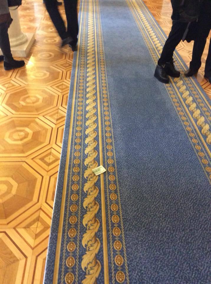 "На живца ловят": в Раде заметили долларовую "приманку"