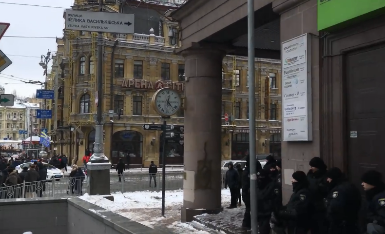 Ветераны перекрыли центр Киева: движение транспорта остановлено