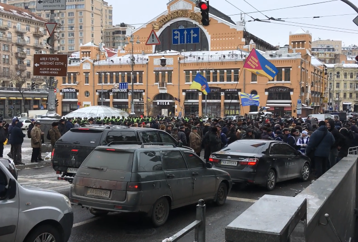 Ветерани перекрили центр Києва: рух транспорту зупинено