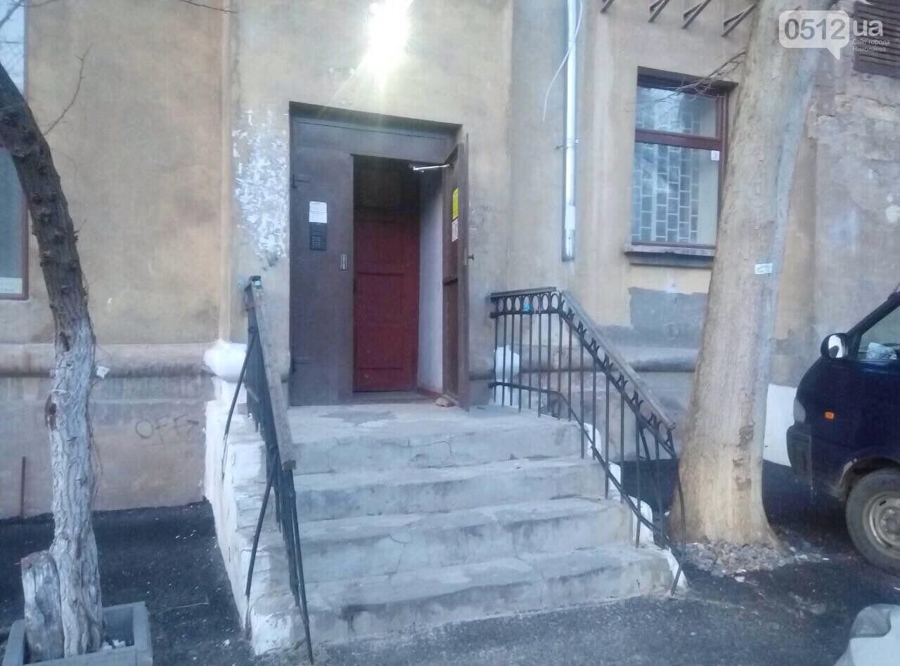В Николаеве женщина 30 лет прожила в квартире с телом умершей матери: фото 18+