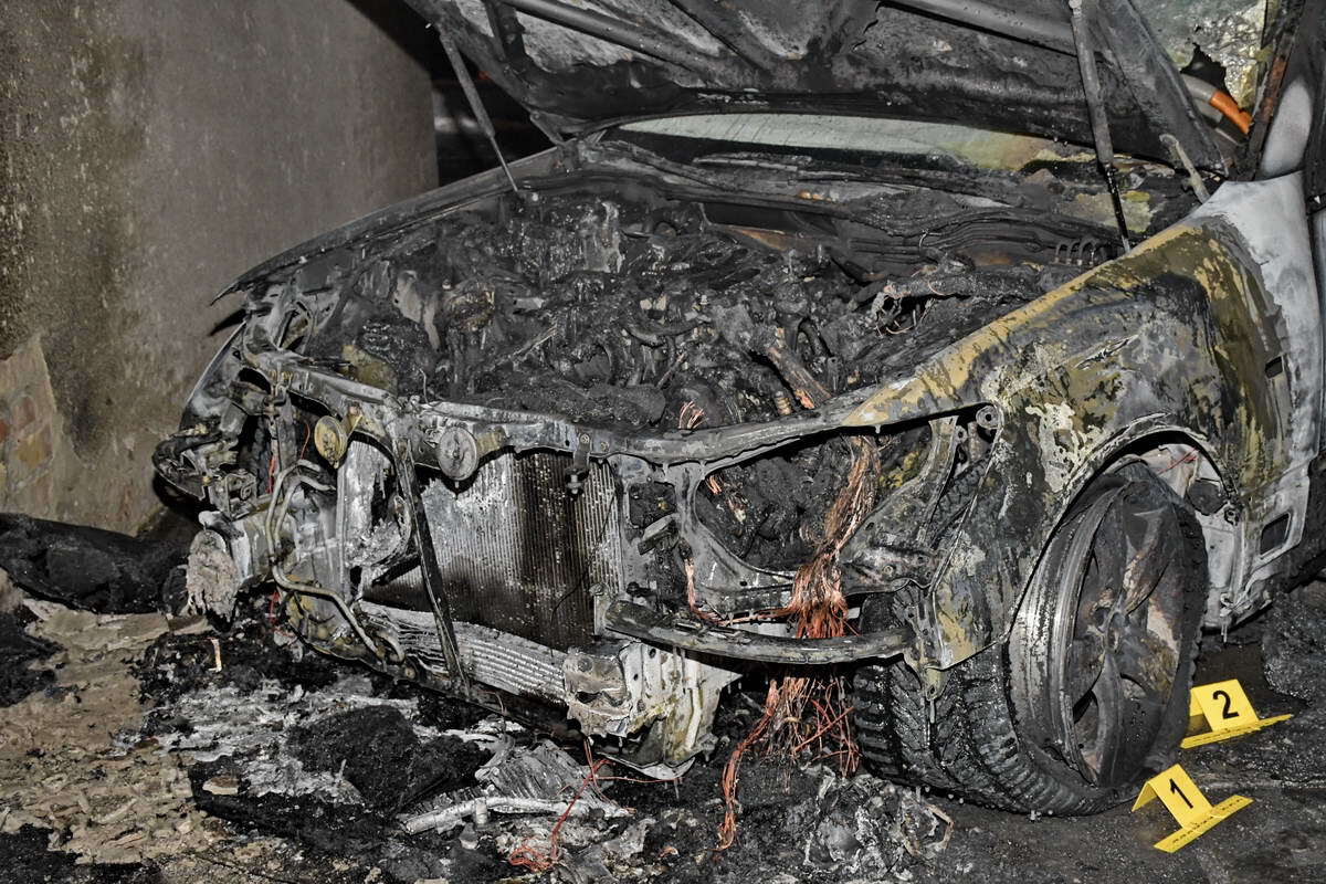 Бросили взрывчатку: в Киеве сожгли авто адвоката Кучмы
