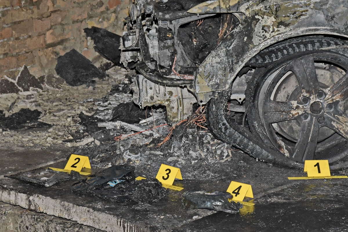 Кинули вибухівку: в Києві спалили авто адвоката Кучми
