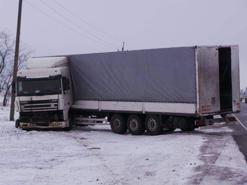 Авария в Запорожской области: грузовик врезался в стоящий микроавтобус (ФОТО)