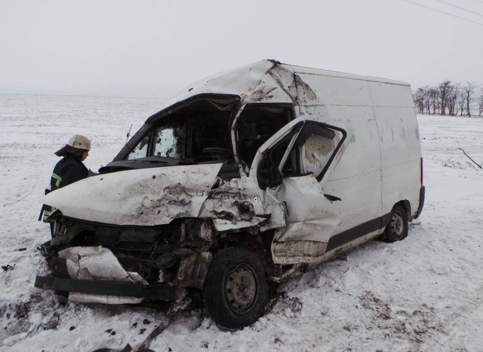 Авария в Запорожской области: грузовик врезался в стоящий микроавтобус (ФОТО)