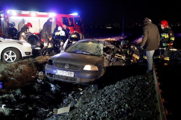 У Польщі потяг переїхав авто з українцями: опубліковано відео