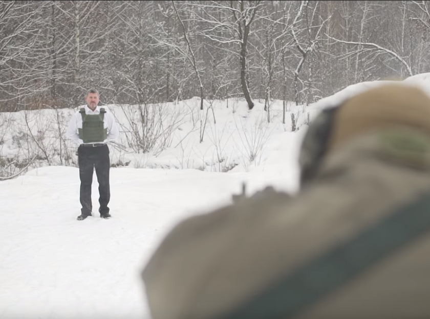 Открыли огонь по директору: в Киеве зрелищно испытали бронежилет