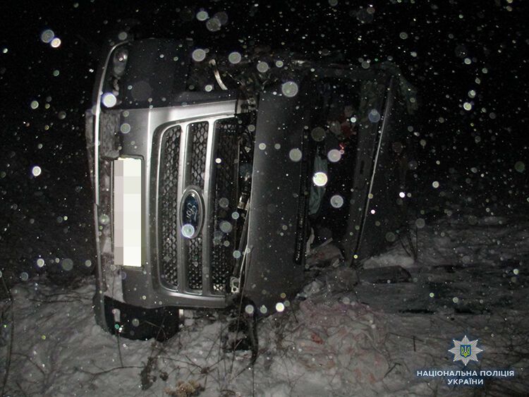 Пассажирский микроавтобус попал в ДТП на заснеженной трассе в Запорожской области (ФОТО)