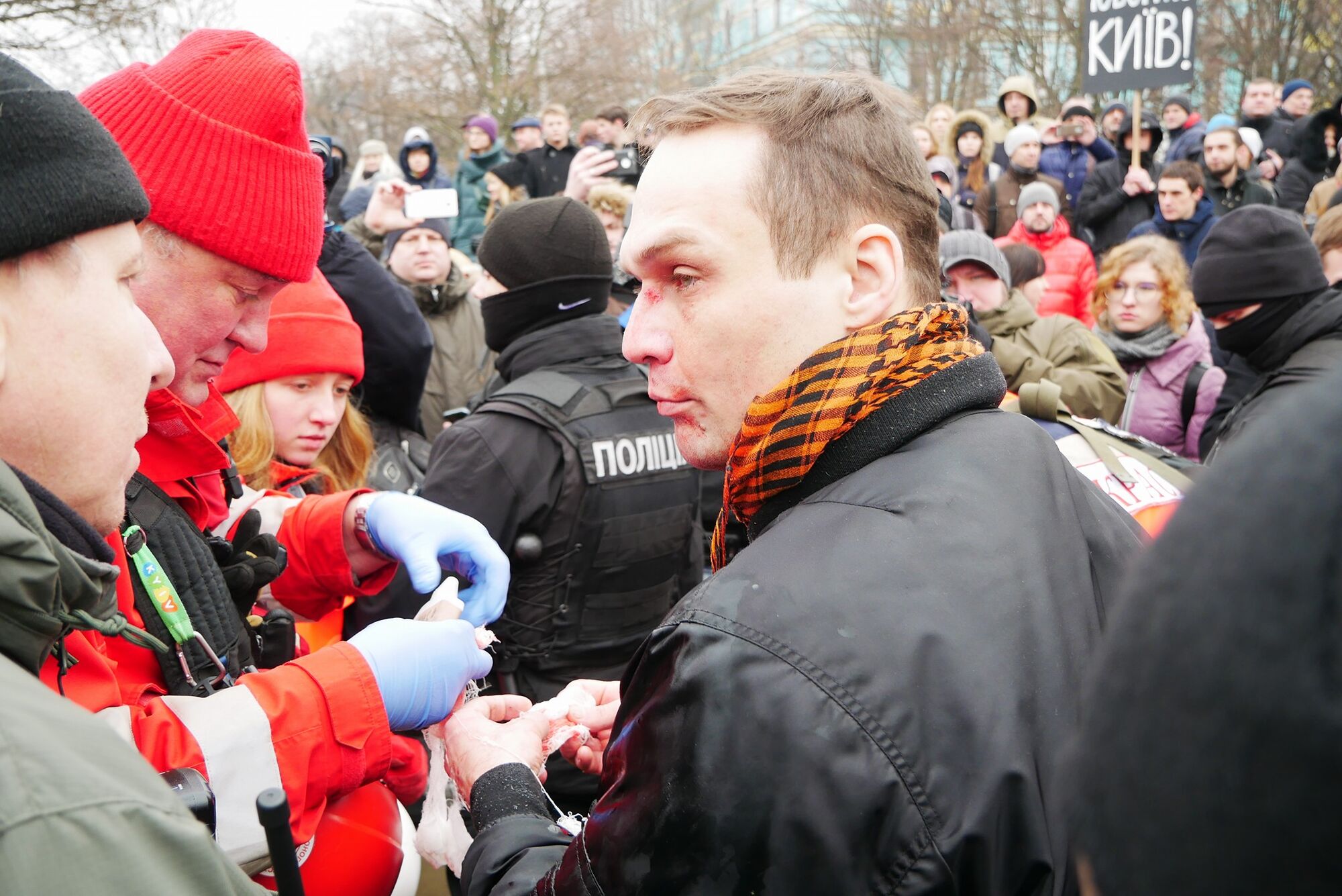 "Геть ФСБ!" Розлючений натовп прийшов під стіни храму УПЦ МП у Києві