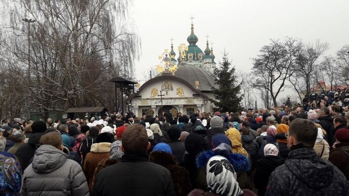 "Геть ФСБ!" Розлючений натовп прийшов під стіни храму УПЦ МП у Києві