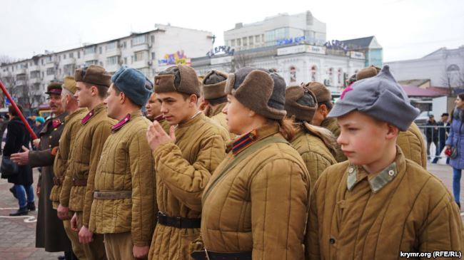 Школьники в ватниках, женщины в кокошниках: появились возмутительные фото из Крыма