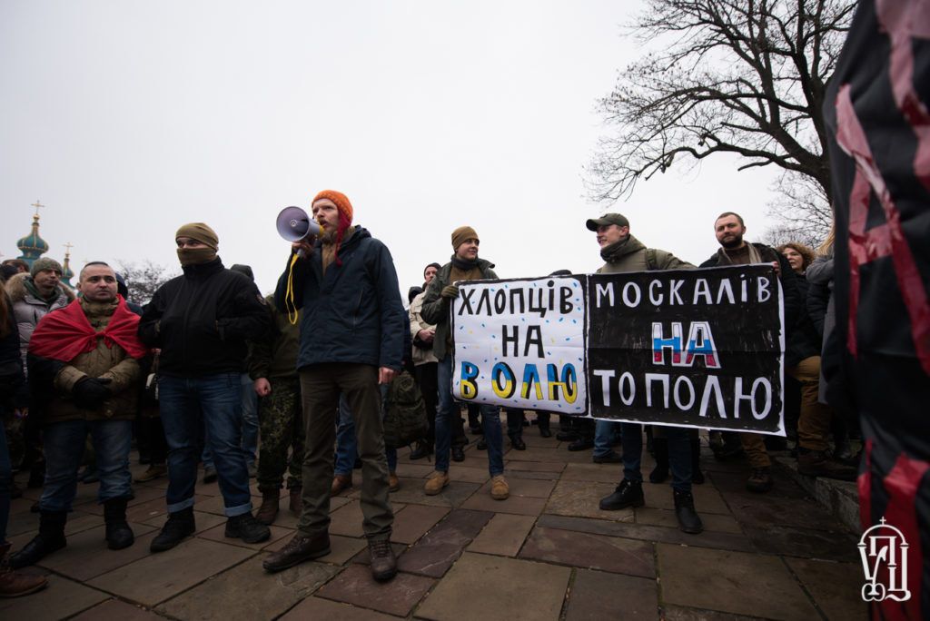 В Киеве тысячи людей выступили в поддержку Десятинного монастыря