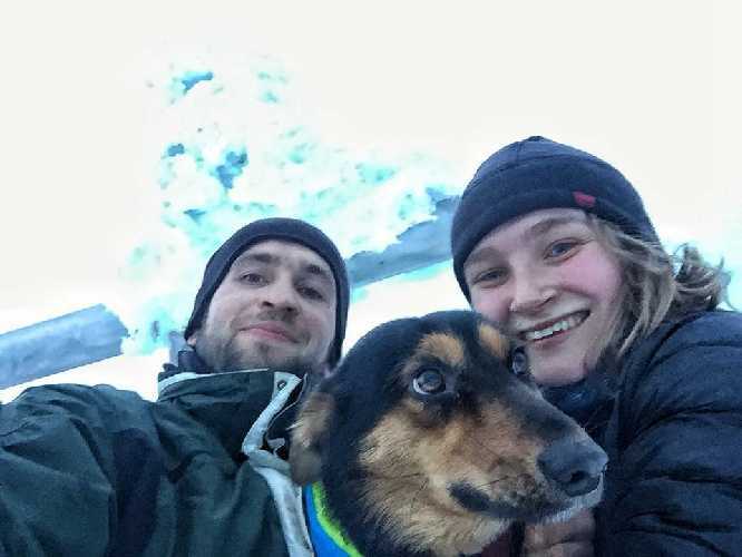 Спасенные в Карпатах туристы Александр Чуб, Ивонна Костина и их собака Сьюзи