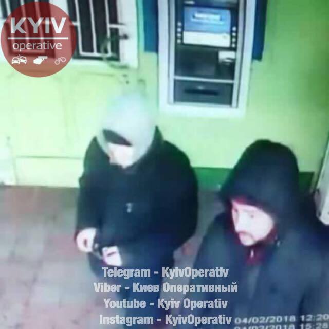 Намагалися зняти гроші: в Києві нахабні злодії потрапили на камери