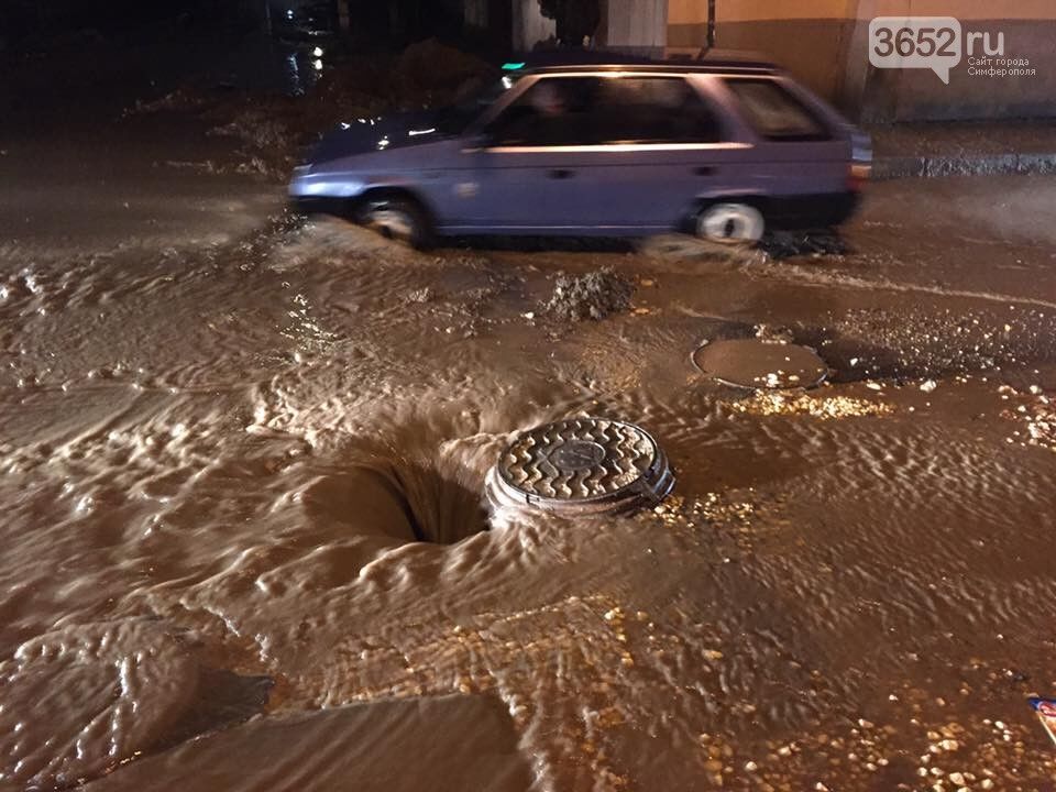 Авто затягувало в воронку: в Криму зливи викликали НП. Фотофакт