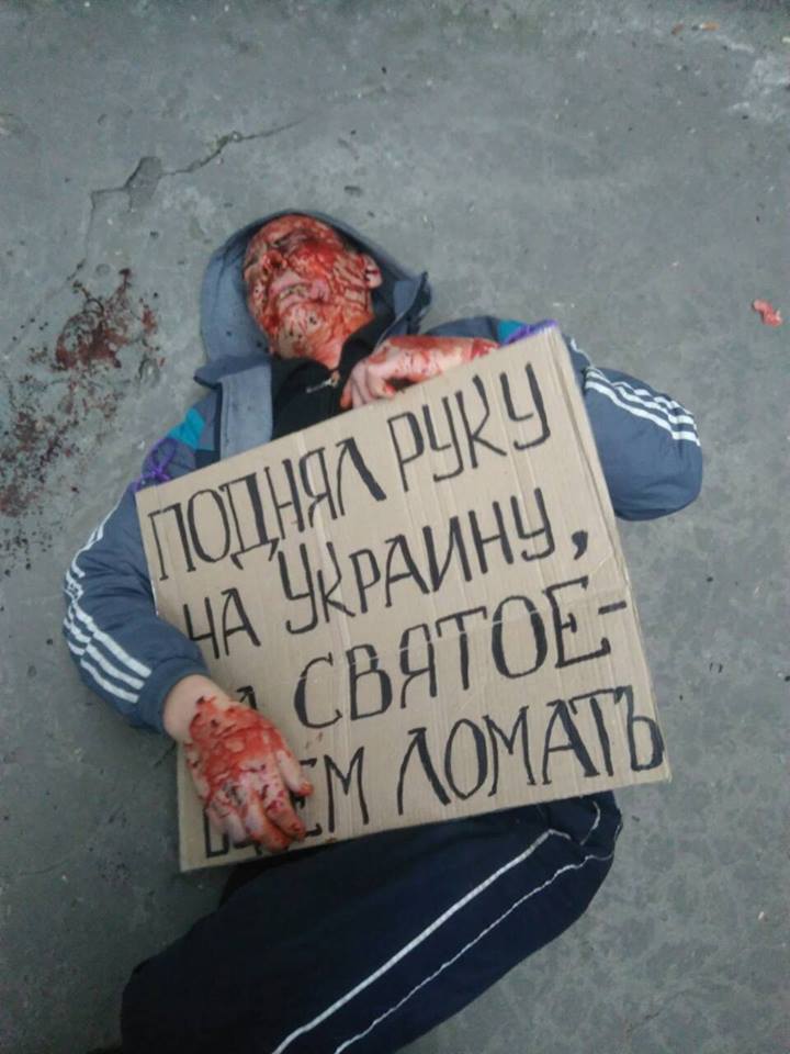"Поднял руку на Украину - будем ломать": вандала, уничтожившего памятник Небесной Сотне в Киеве, жестоко избили 