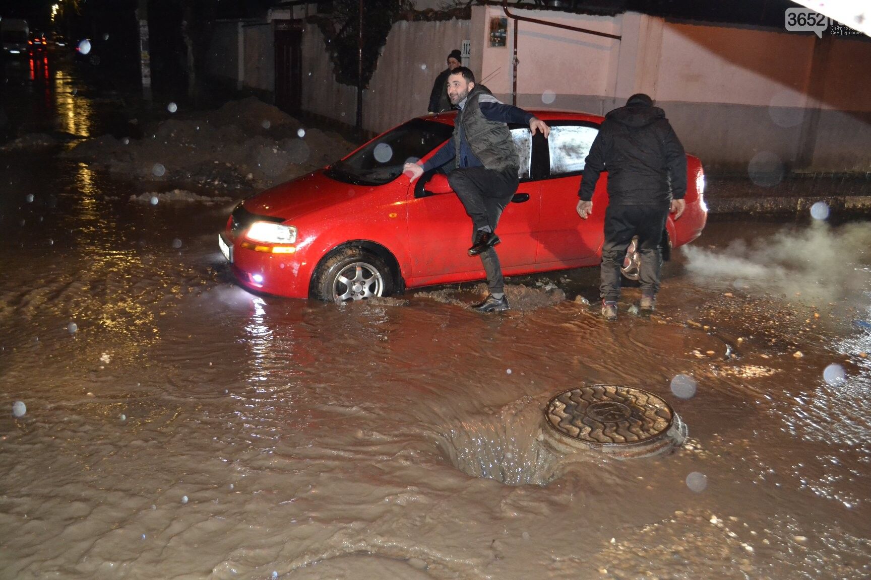 Авто затягивало в воронку: в Крыму ливни вызвали ЧП. Фотофакт