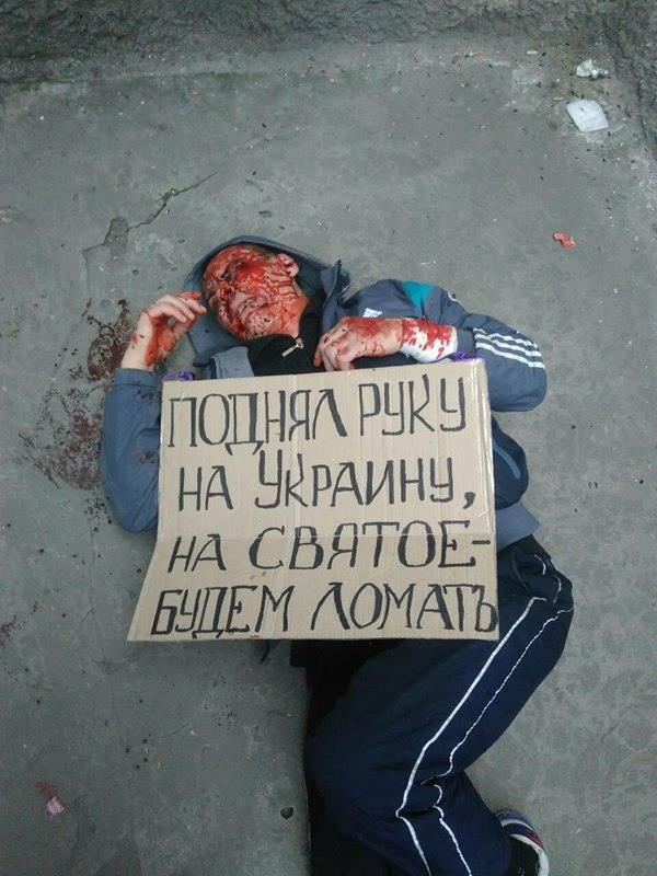 "Поднял руку на Украину - будем ломать": вандала, уничтожившего памятник Небесной Сотне в Киеве, жестоко избили 