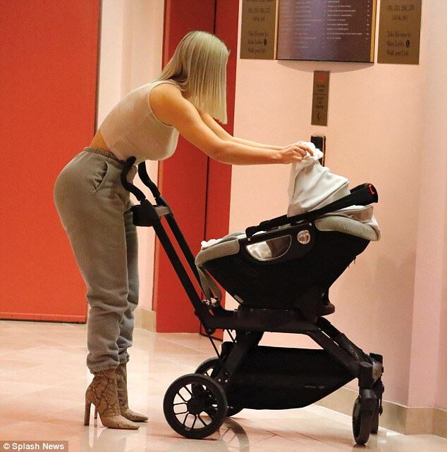 ​Ким Кардашьян с новорожденной дочерью Чикаго