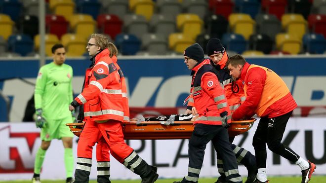 Німецькому футболістові проломили череп під час матчу чемпіонату Німеччини: моторошні кадри