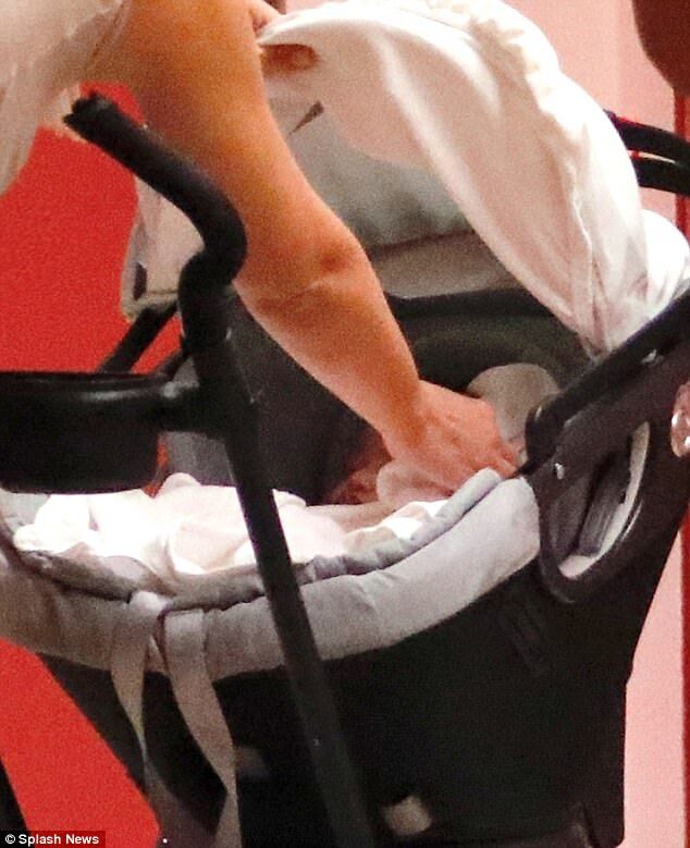 Кім Кардашьян з новонародженою дочкою Чикаго