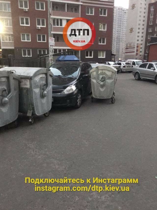 В Киеве "выкинули" в мусор героя парковки