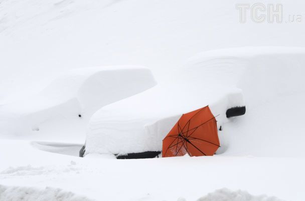 Снег по пояс и закрытые дороги: страны Европы атаковала непогода