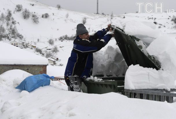 Сніг по пояс і закриті дороги: країни Європи атакувала негода