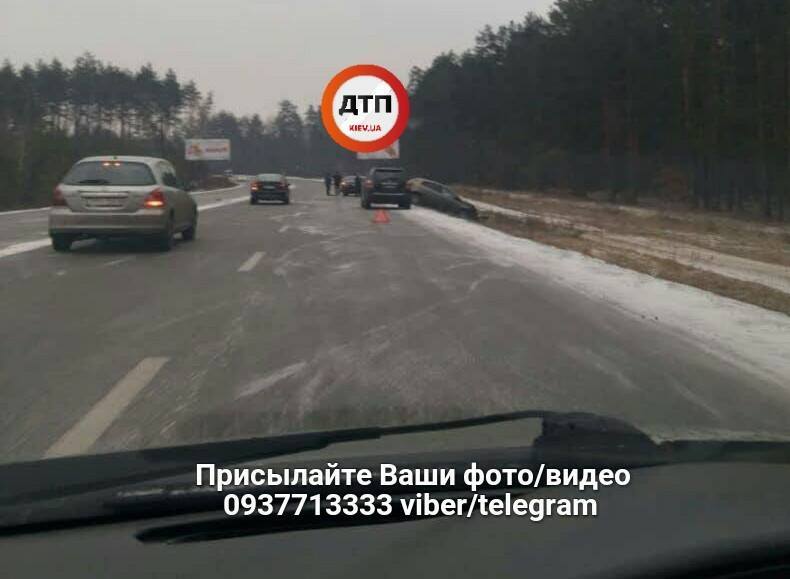 У Києві через негоду виник транспортний колапс: на дорогах - десятки ДТП