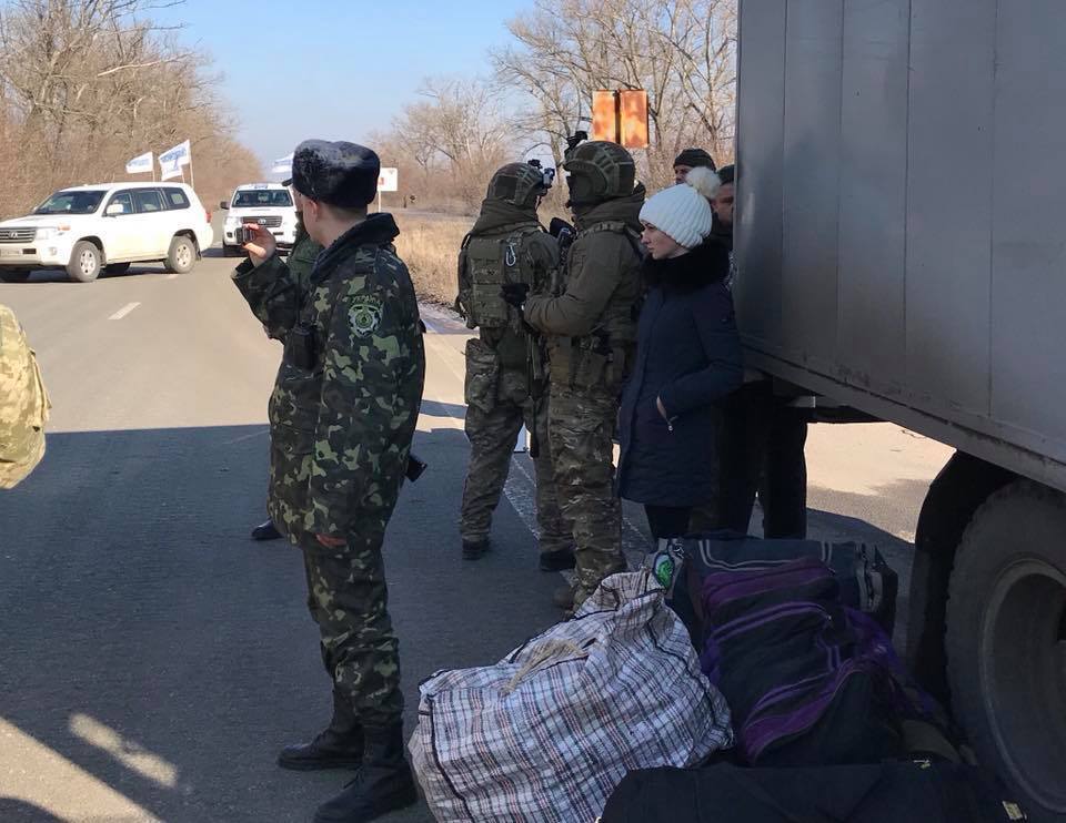 Терористи "ДНР" передали Україні нову партію в'язнів