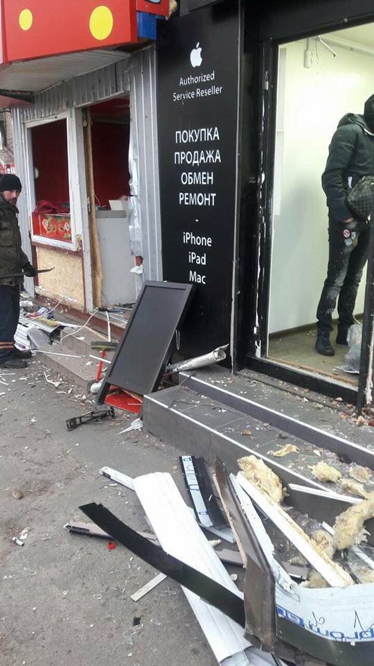 У Києві біля радіоринку влаштували погром