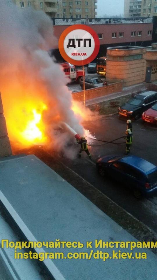 "Вогняне пекло": у Києві спалили автомобіль. Фото з місця НП