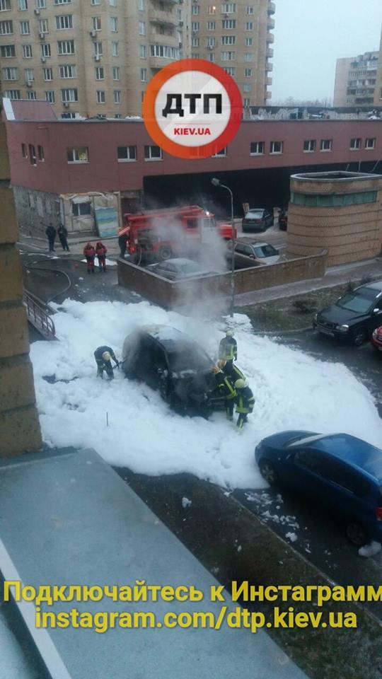 "Вогняне пекло": у Києві спалили автомобіль. Фото з місця НП