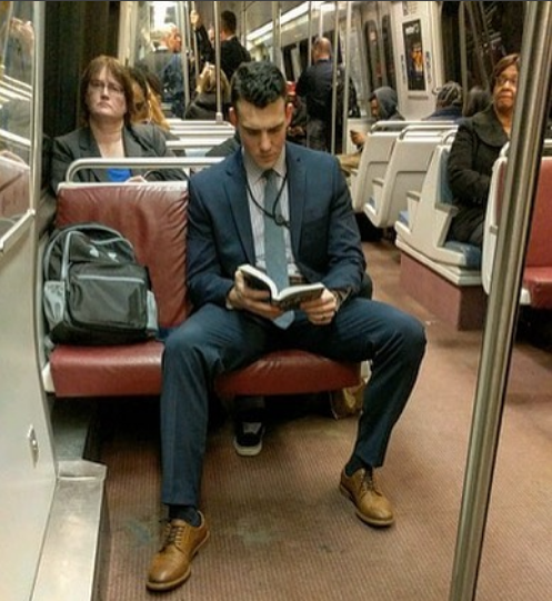 Красені, що читають: американка вразила мережу незвичними фото з транспорту
