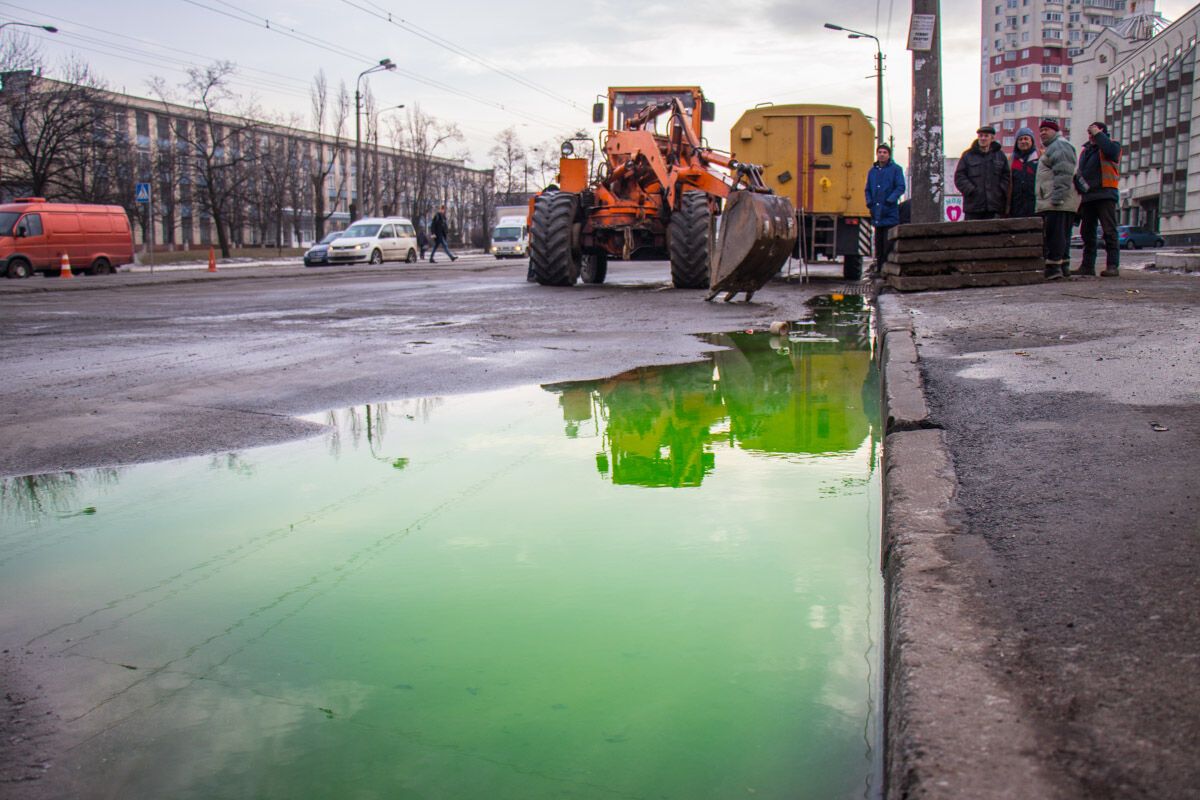 Задимів асфальт, потекли зелені річки: в Києві на лівому березі сталася НП
