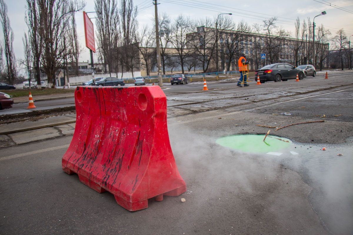 Задымил асфальт, потекли зеленые реки: в Киеве на левом берегу произошло ЧП