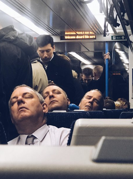 Чоловіки, які випадково зустрілися в метро