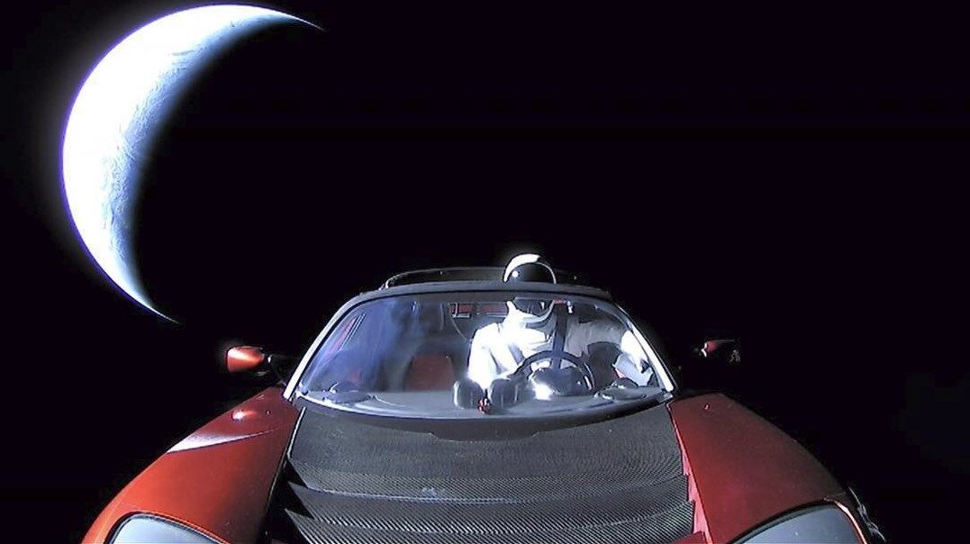 Запуск Falcon Heavy: появилось последнее фото Starman в авто Маска