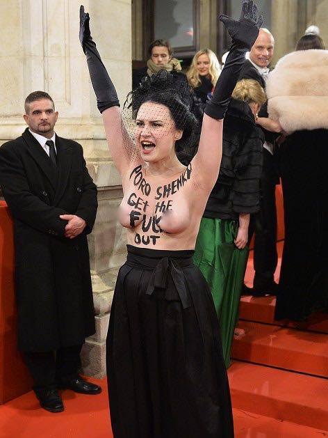 Femen устроили акцию на Венском балу