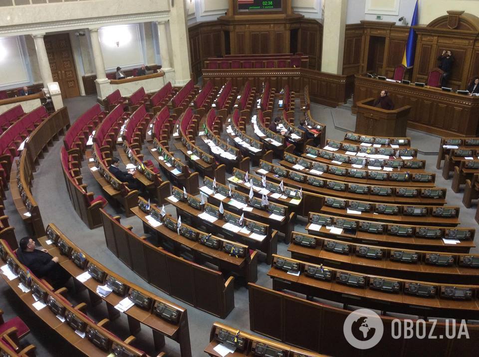 Досидели 10 нардепов: появились фото пустынного украинского парламента