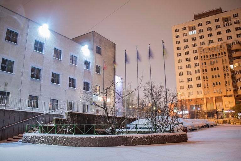 Київ засипало снігом: опубліковані яскраві фото та відео