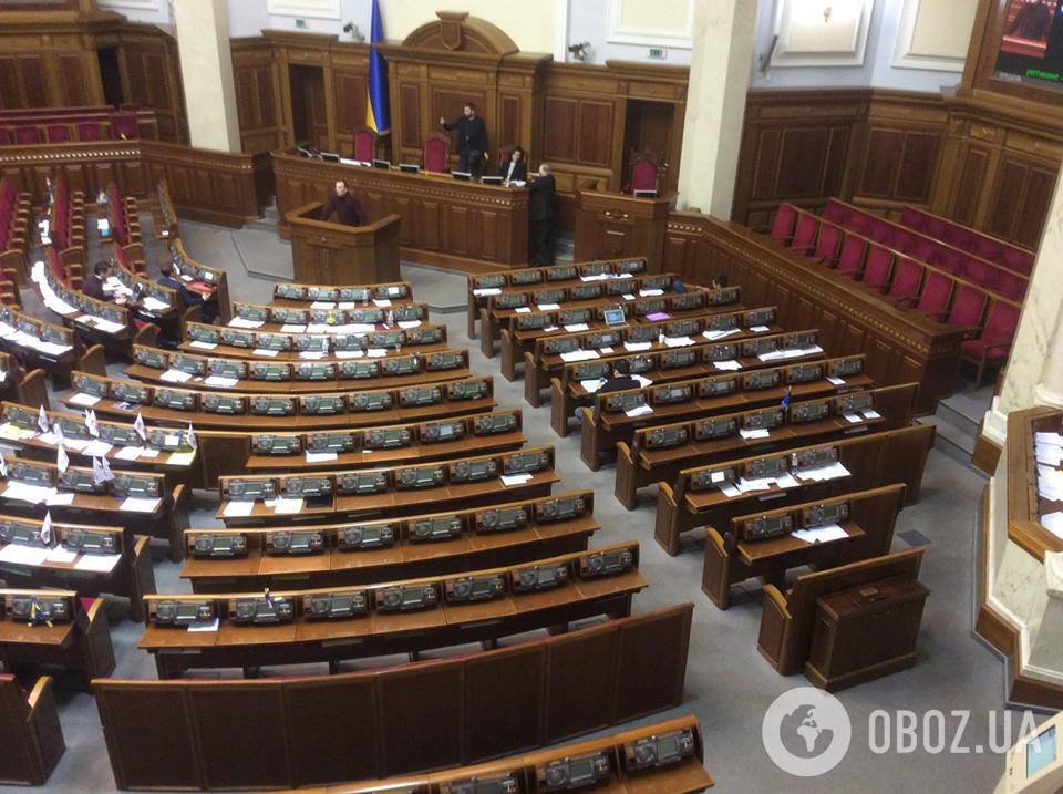 Досидели 10 нардепов: появились фото пустынного украинского парламента