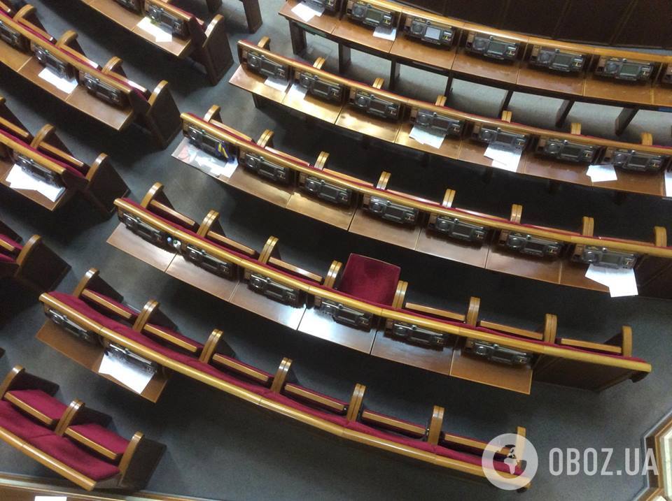 Досиділи 10 нардепів: з'явилися фото пустельного українського парламенту