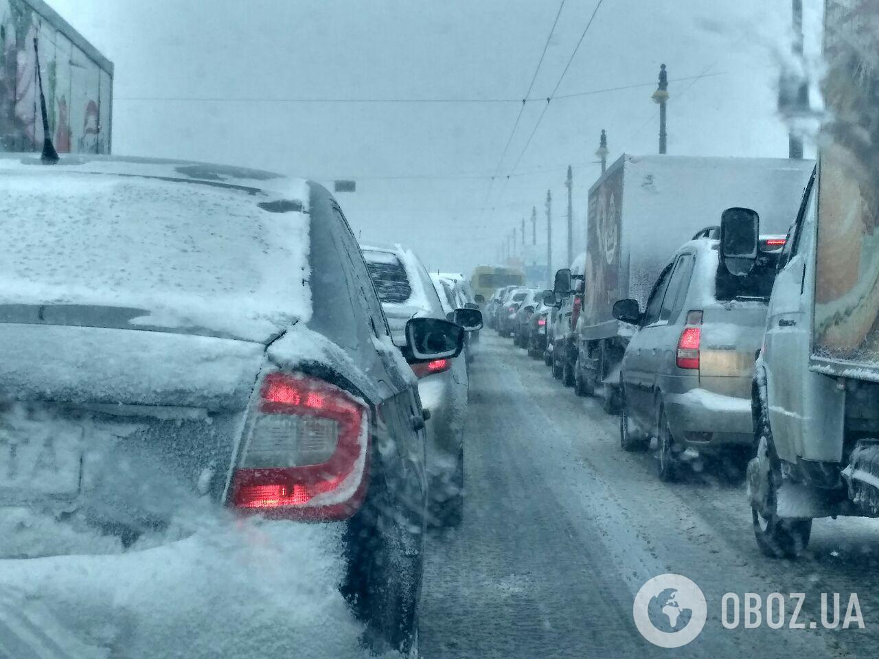 Снегопады в Украине: Киев парализовали пробки. Ситуация онлайн