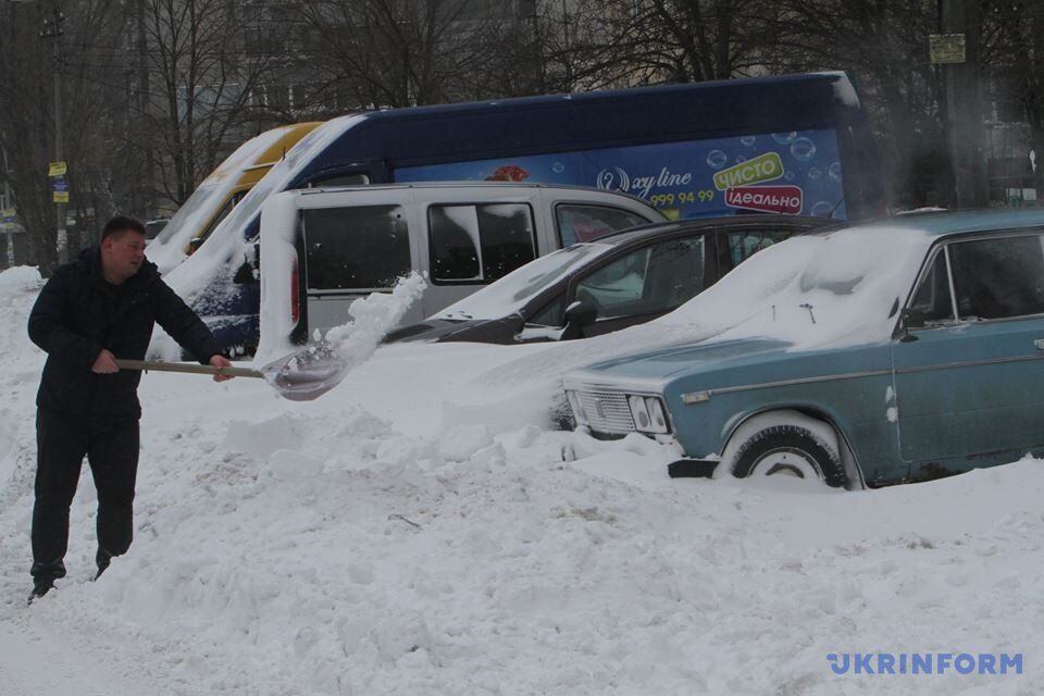 Украину засыпало снегом: что происходит на дорогах
